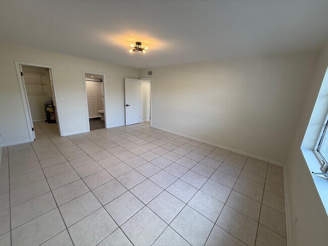 Building Photo - 1950 N Andrews Ave