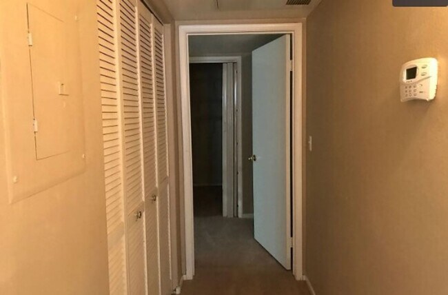 Building Photo - BEAUTIFUL SOUTHEAST 2 BEDROOM CONDO
