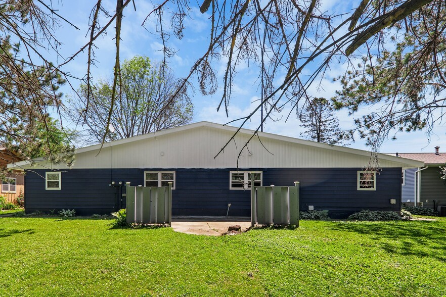 Shared back yard - 432 S Bird St
