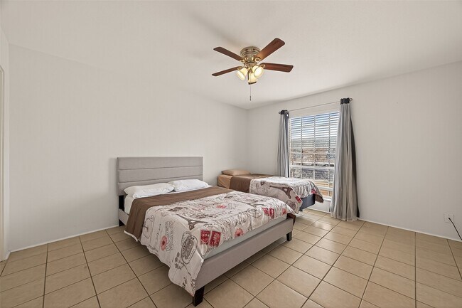 Building Photo - 2201 Fountain View Dr