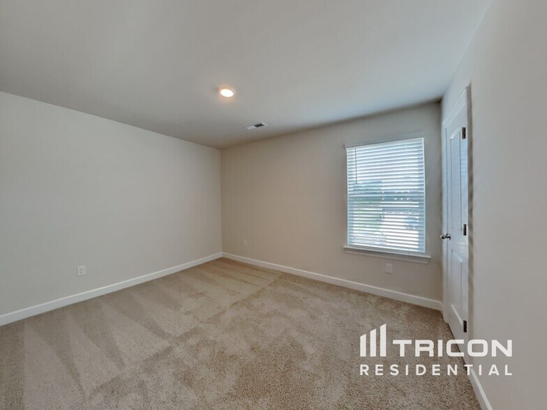 Building Photo - 3326 Quintana Dr