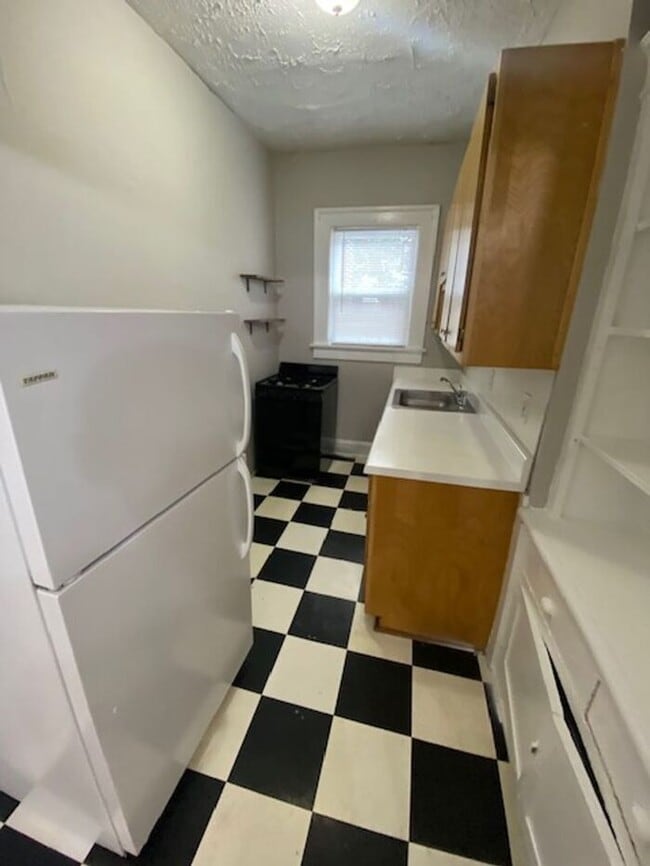 Building Photo - Experience the best of VA Highlands living! Cozy One Bedroom Apartment Available Now!