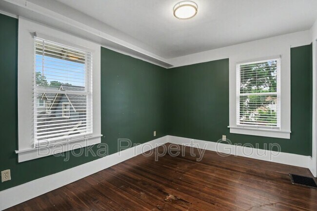 Building Photo - 127 Drace St