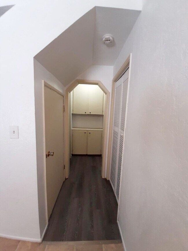 Building Photo - Spacious 5 bedroom/1.5 bath home in Spring...