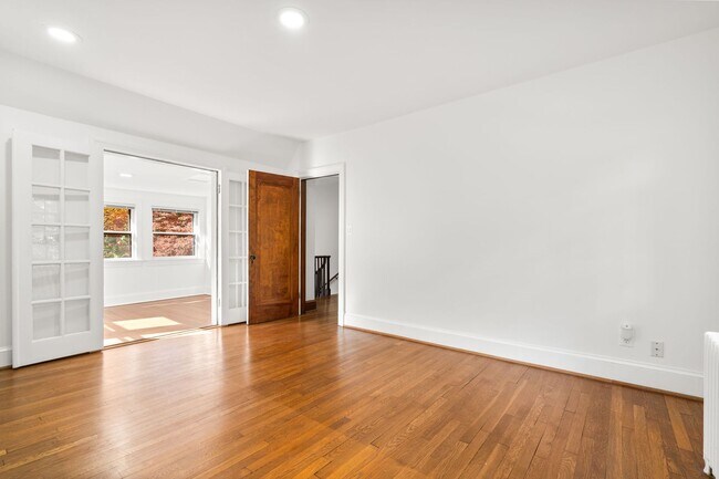 Building Photo - 3 Bed 2.5 Bath - Chevy Chase Colonial - Mo...