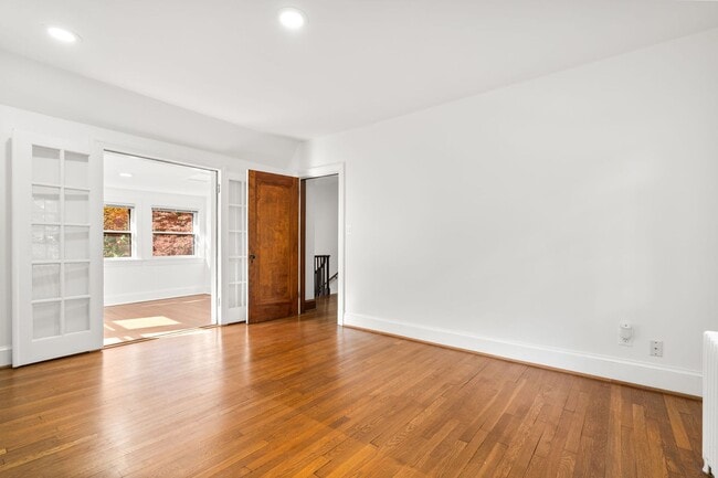 Building Photo - 3 Bed 3.5 Bath - Chevy Chase Colonial - Mo...