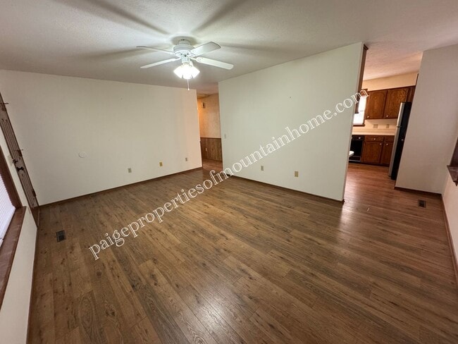 Building Photo - Charming 2 Bedroom, 1.5 Bath Home in Bull Shoals – Corner Lot & Close to Lake Access