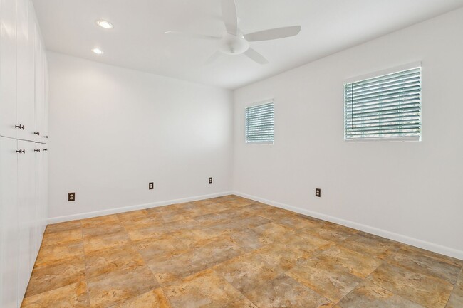 Building Photo - 3 Bedroom in the Heart of Metairie with Up...