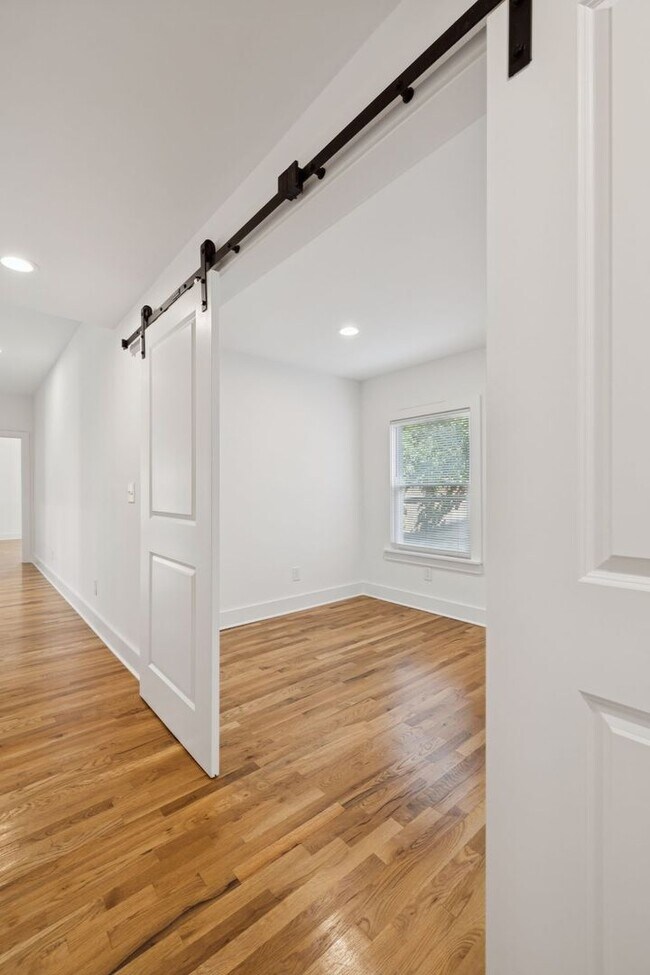 Building Photo - Beautifully Remodeled Home Just Minutes From Downtown Nashville