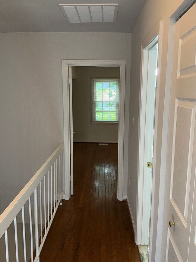 Building Photo - Very well maintained 3BR 3.5BA 3 level Colonial Townhome with fully fenced yard