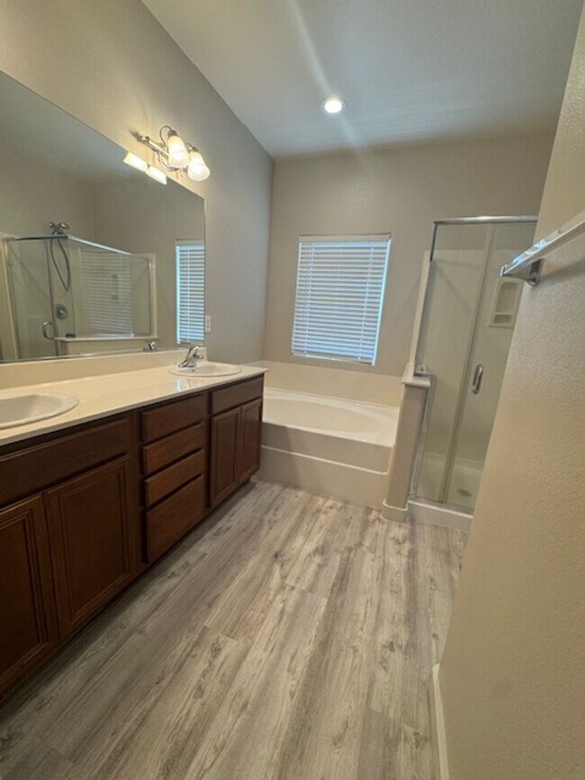 Building Photo - 638 Canary Cir
