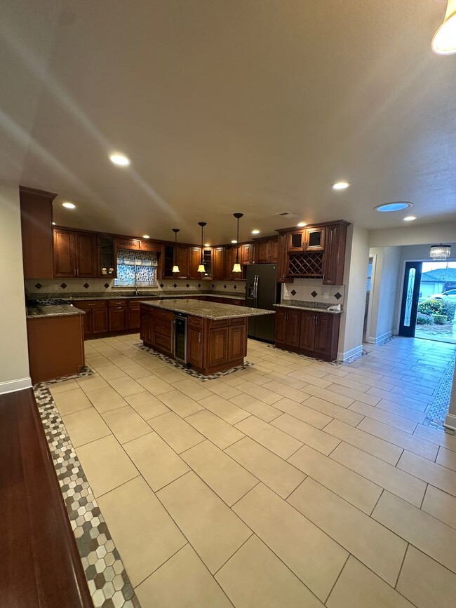 Building Photo - Gorgeous, 3 bedroom, 2.5 bath home, ready for move in