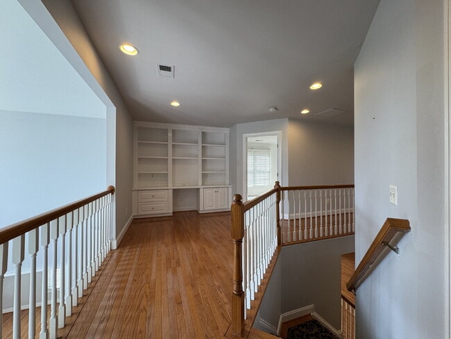 Building Photo - Spacious Elegance in Gated Piedmont!