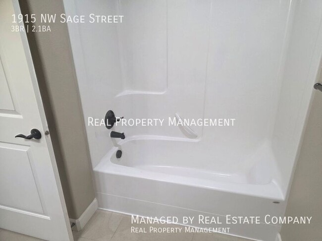 Building Photo - 1915 NW Sage St