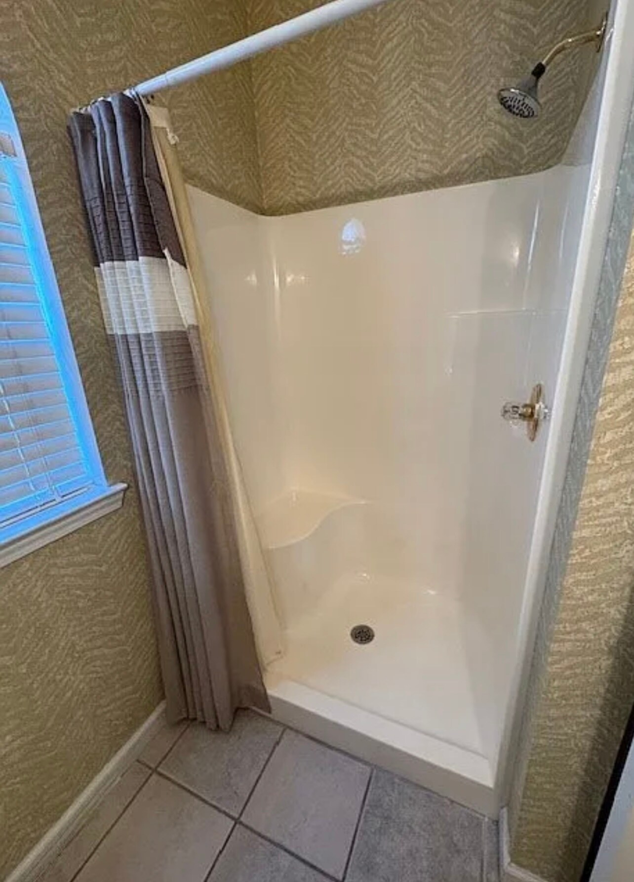 Building Photo - 1694 Red Oak Dr