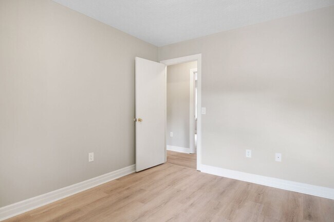 Building Photo - 3 bed/ 2 1/2 bath pet friendly fenced yard