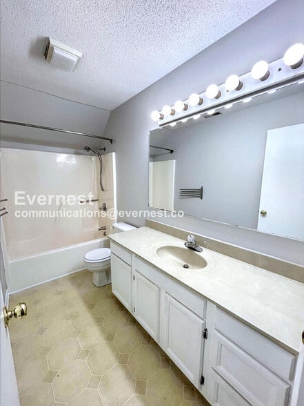 Building Photo - 57 Carrisbrooke Ln