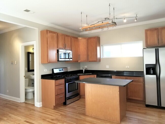 Kitchen - 5923 N Winthrop Ave