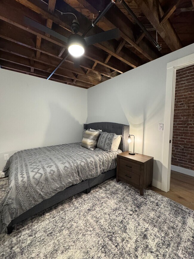 Building Photo - One Bedroom in Downtown Utica!