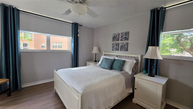 Building Photo - 2801 Somerset Dr