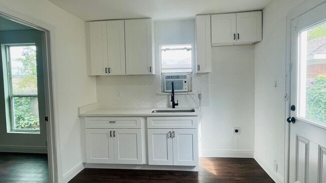 Building Photo - 413 N Live Oak St