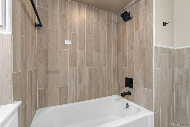 Building Photo - 1321 E Monument St