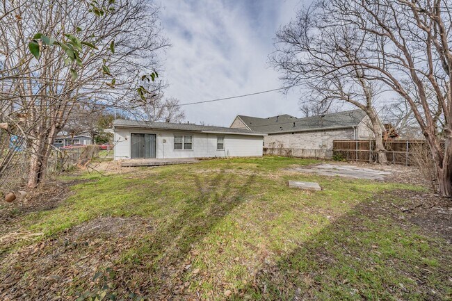 Building Photo - 3 Bedroom, 1.5 Bathroom in West Worth Village