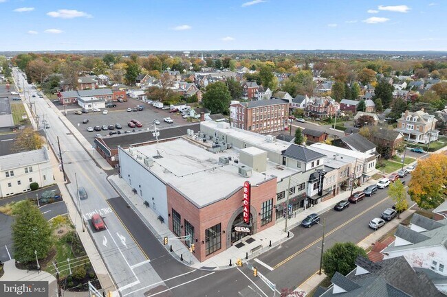 Building Photo - 30 W Broad St