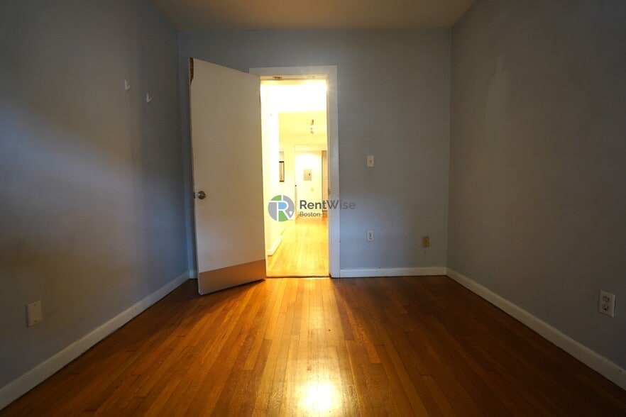 Building Photo - 452 Park Dr