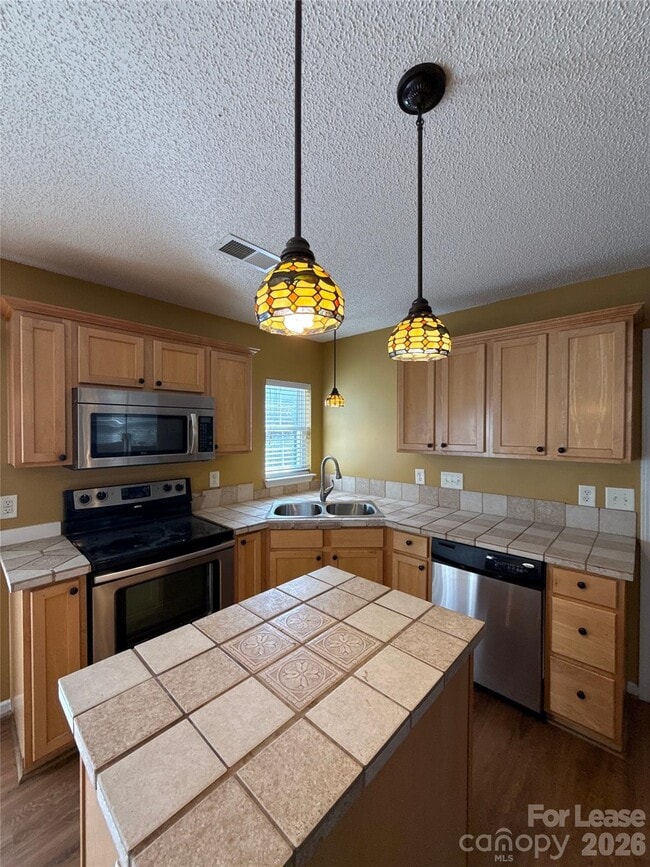 Building Photo - 7304 Ravanna Dr