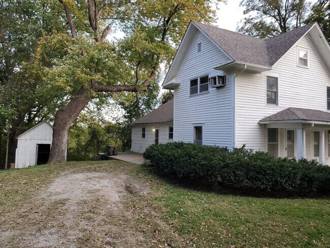 Building Photo - Older country home south of Columbia off O...