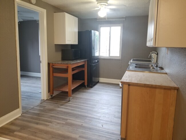 Kitchen - 519 Carothers Ave