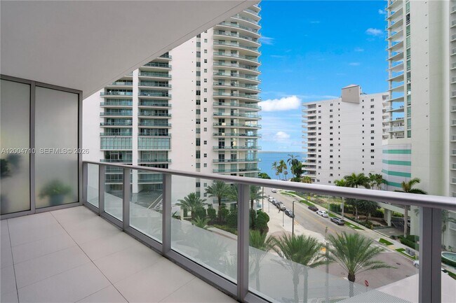 Building Photo - 1300 Brickell Bay Dr