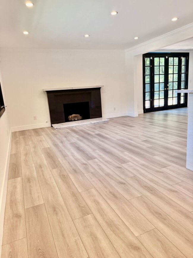 Building Photo - Gorgeous Encino Hills Home