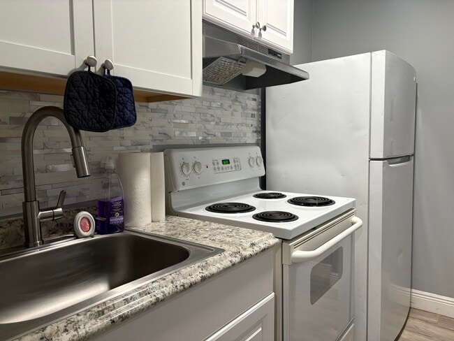 Building Photo - 840 SW 64th Terrace