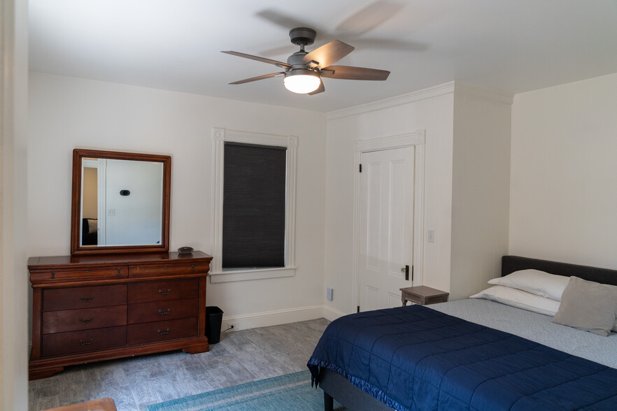 Main Bed Light - 9 Tyler St
