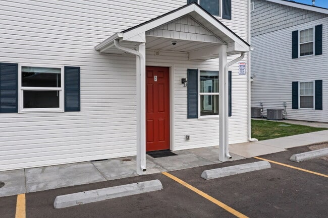 Building Photo - "Discover Comfort & Style: Spacious 3-Bed,...