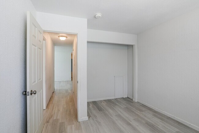 Bedroom - Holmes Flatz