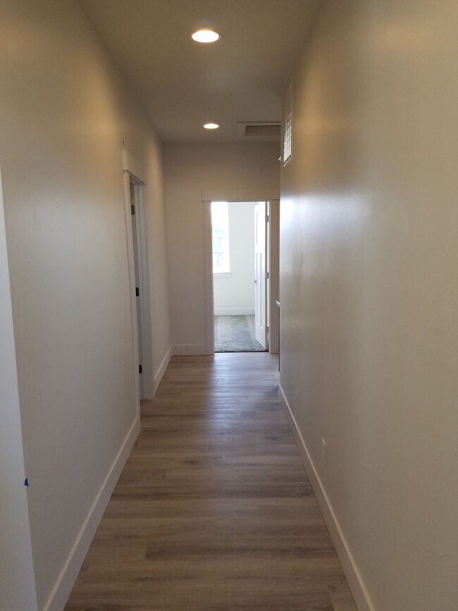 Building Photo - 3 Bed 2.5 Bath in Belgrade with attached d...