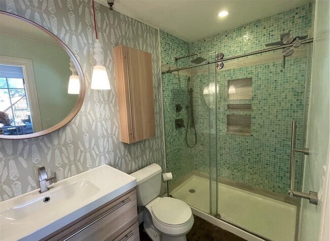 Building Photo - Bright & Spacious Unit with Natural Light