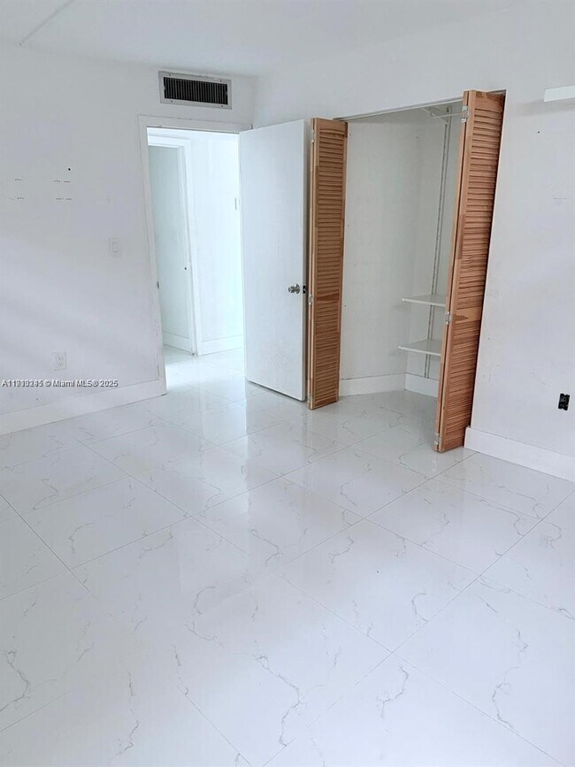 Building Photo - 1401 NE 191st St