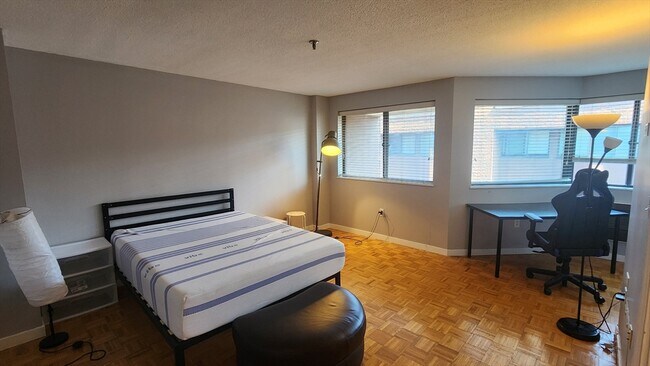 Building Photo - 147 Kelton St