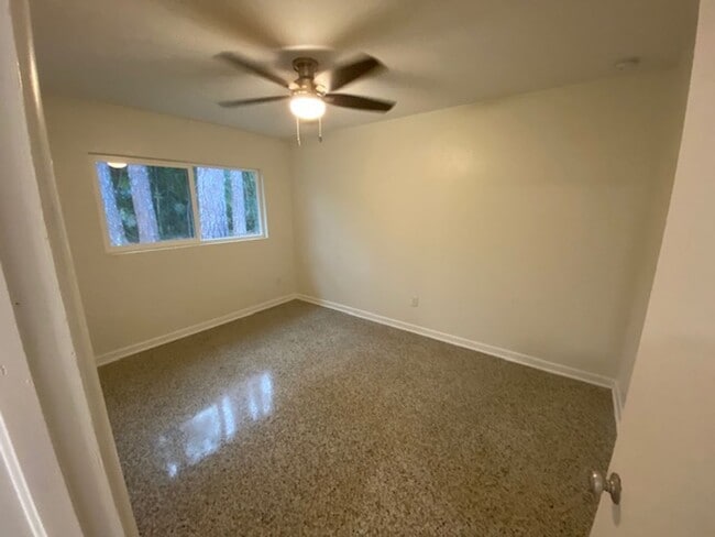 Building Photo - 921 NE 6th Ave