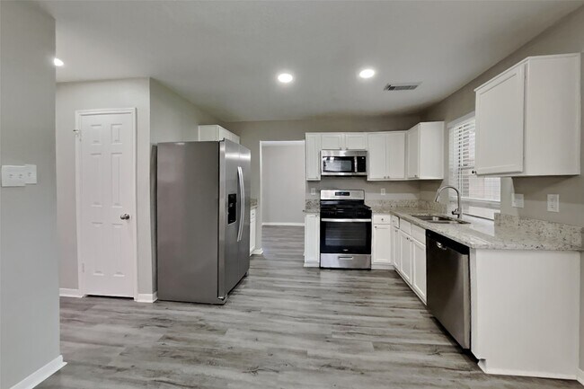 Building Photo - 16127 Hilton Head Ln