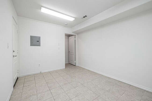 Building Photo - 3-Bedroom Townhome in Gated Bay Harbor – A...