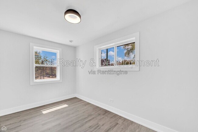 Building Photo - 2901 N Sacramento Ave
