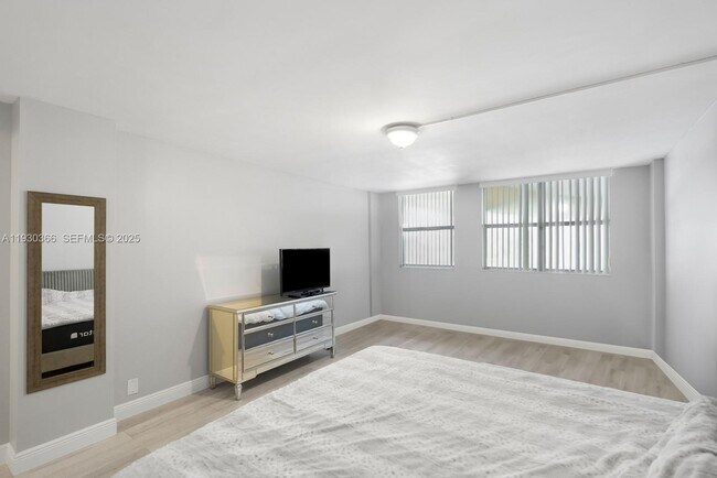 Building Photo - 100 Golden Isles Dr