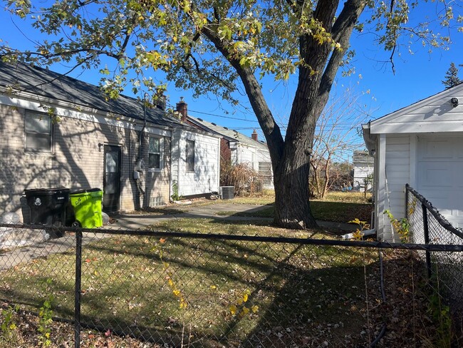 Building Photo - 3 Bedroom, 1 Bath home in Roseville