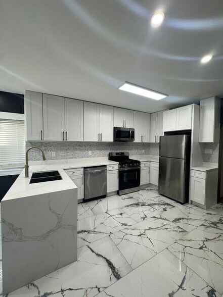 Building Photo - 2704 W 15th Ave