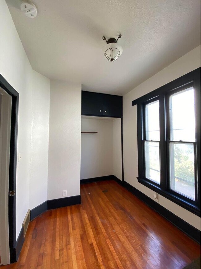 Building Photo - 957 12th St